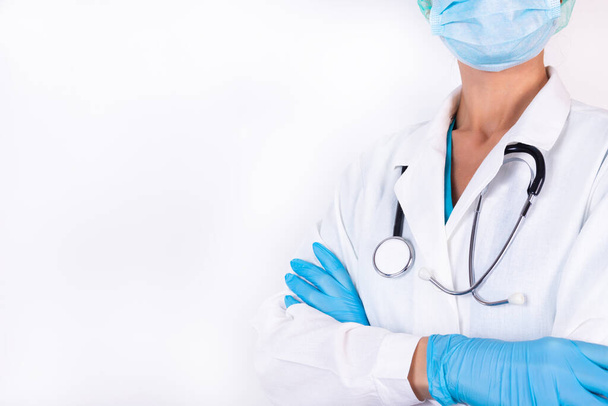 Изображение доктора женщины в маске, перчатках и со стетоскопом - Фото, изображение