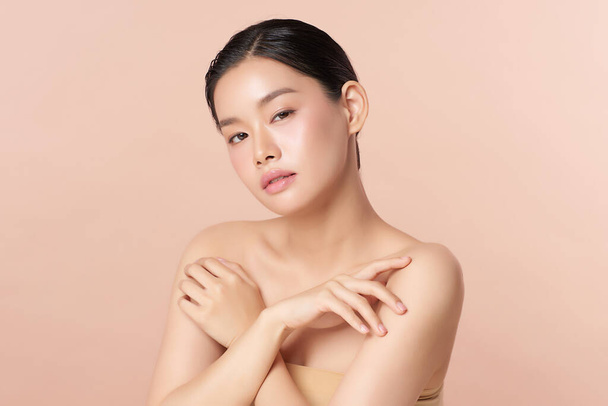 Schöne junge asiatische Frau mit sauberer, frischer Haut auf beigem Hintergrund, Gesichtspflege, Gesichtsbehandlung, Kosmetologie, Schönheit und Wellness, Asiatisches Frauenporträt - Foto, Bild