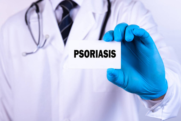 Doctor holding a card with text Psoriasis medical concept - Фото, изображение