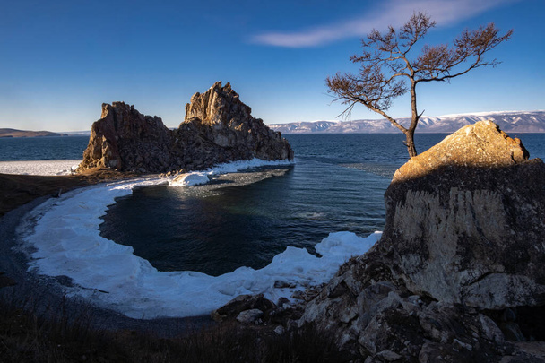 Kilátás a Burkhan-fokra a Bajkál-tó partjáról - Fotó, kép