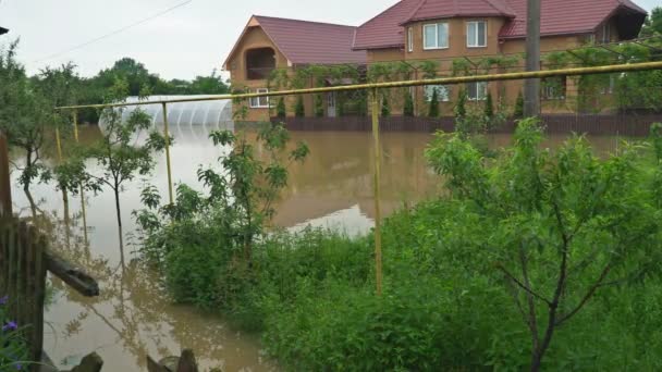 Az esőházak miatti folyóvíz-túlfolyások az áradások következtében károsodnak. - Felvétel, videó