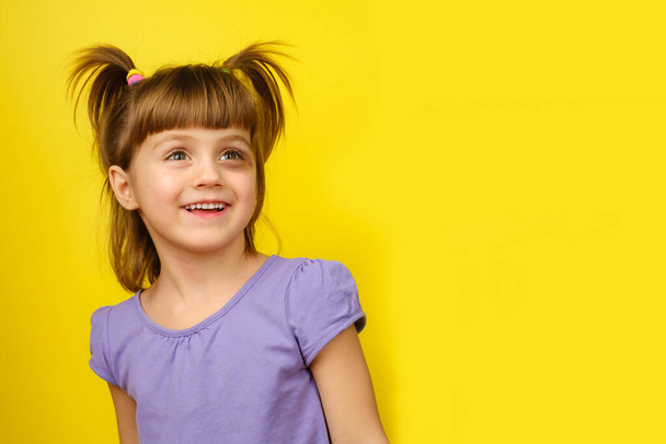 Πορτρέτο του χαμογελαστού κοριτσιού με κοτσίδες και μελανιές κάτω από το μάτι.  - Φωτογραφία, εικόνα