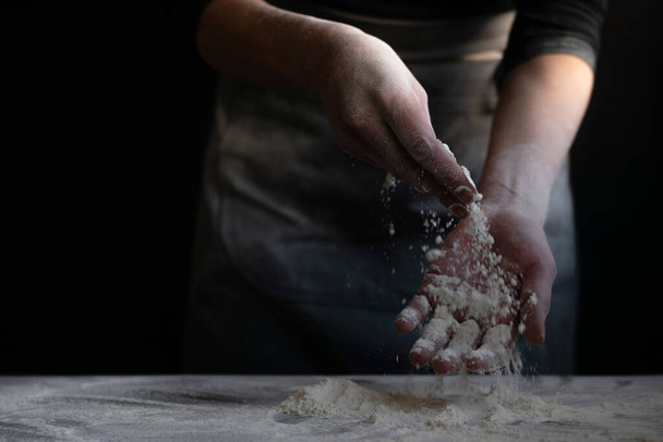 Donna panettiere con la farina nelle mani - Foto, immagini