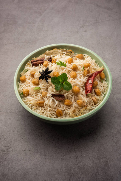 Ízletes fűszeres Chana Pulao vagy Pulav vagy pilaf főtt basmati rizs és csicseriborsó fekete vagy fehér csicseriborsó fűszerekkel - Fotó, kép