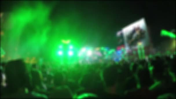 размытая сцена счастливых людей, толпившихся на ночном концерте фестиваля - Кадры, видео