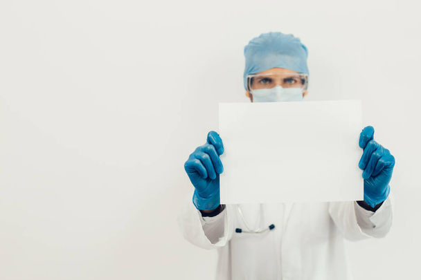 close up. blank white sheet in the hands of a doctor. - Foto, Imagem