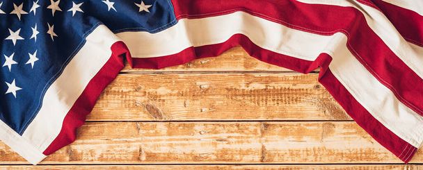 4 de julio USA Independence Day imagen con bandera estadounidense sobre fondo de madera. Vista desde arriba. Acostado. Copiar espacio - Foto, Imagen