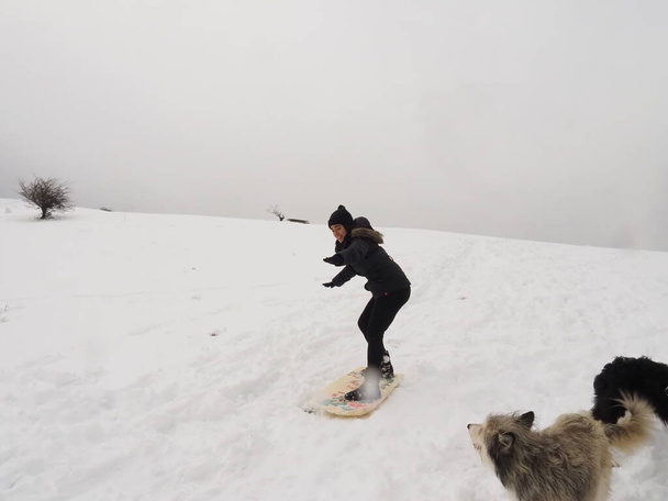 Nuori nainen leikkii lumessa - Valokuva, kuva