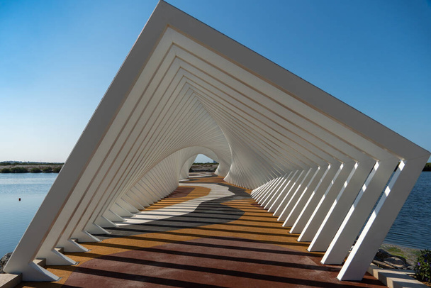 Geometryczne kształty architektoniczne w centrum handlowym Manar w Ras al Khaimah, Zjednoczone Emiraty Arabskie w słoneczny dzień błękitnego nieba. - Zdjęcie, obraz