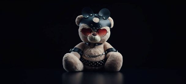 ours jouet avec des lunettes en forme de coeur dans un accessoire de ceinture en cuir pour les jeux BDSM cadeau pour la Saint Valentin - Photo, image