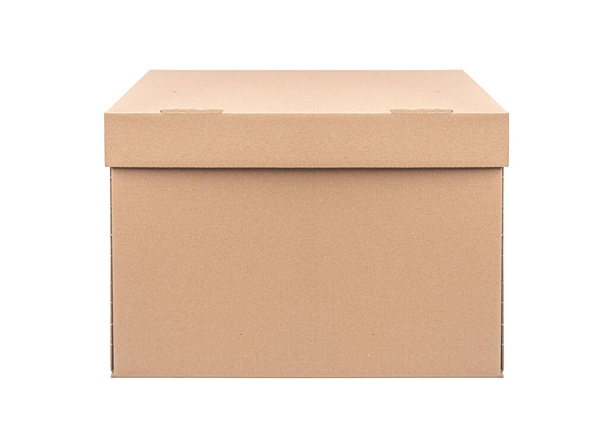 Картонный почтовый ящик изолирован на белом фоне. - Фото, изображение
