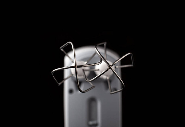 Widok dolny na mieszające whisky mieszadła ręcznego wih wąski DOF, koncentruje się na części metalowej - Zdjęcie, obraz