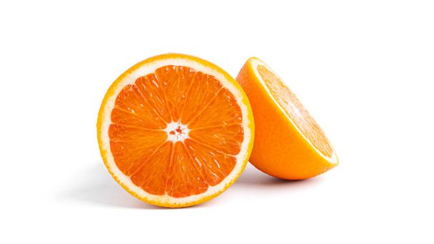 Sinaasappelfruit geïsoleerd op witte achtergrond. Hoge kwaliteit foto - Foto, afbeelding
