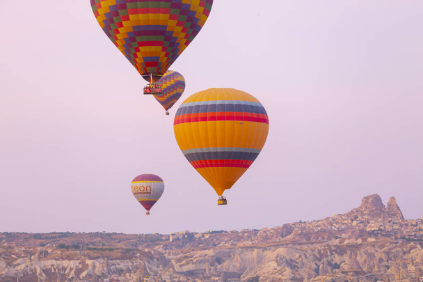 One of the most popular activities in Cappadocia is Cappadocia with hot air balloons. - Foto, imagen