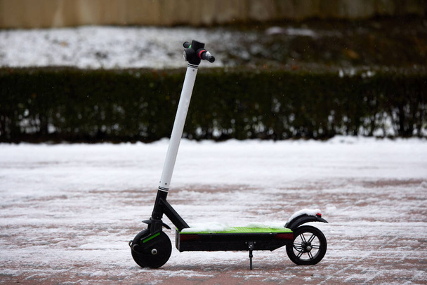 Kış günü parkta elektrikli scooter. - Fotoğraf, Görsel