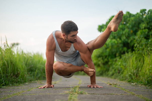Prática de homem Yoga prática e meditação ao ar livre. - Foto, Imagem