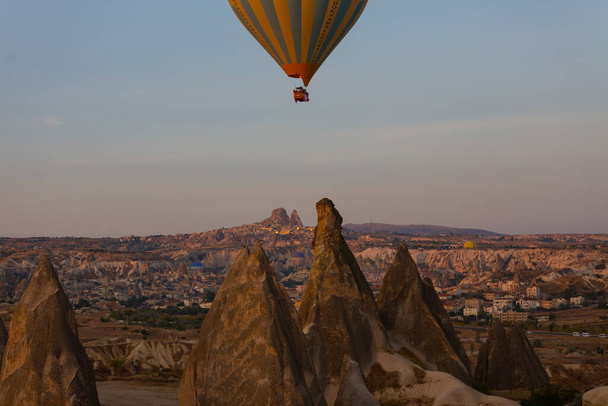 Jednym z najbardziej popularnych działań w Kapadocji jest Kapadocja z balonami na ogrzane powietrze. - Zdjęcie, obraz