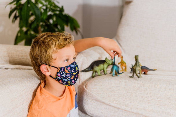 Máscara facial para brincar dentro de casa se a criança tiver sintomas de gripe. - Foto, Imagem