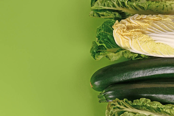 Variation von grünem Gemüse wie Zucchini, Chinakohl und Römersalat mit leerem Kopierraum - Foto, Bild