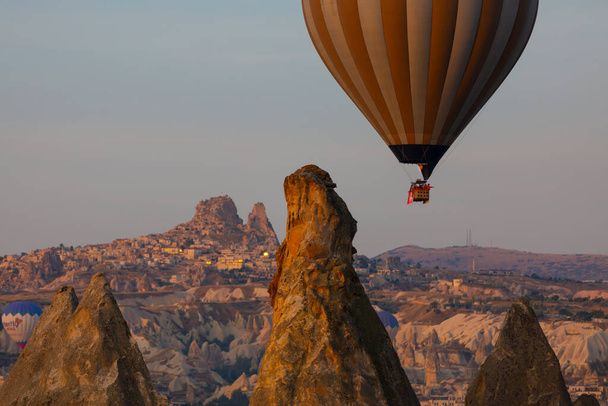 Una delle attività più popolari in Cappadocia è Cappadocia con mongolfiere. - Foto, immagini