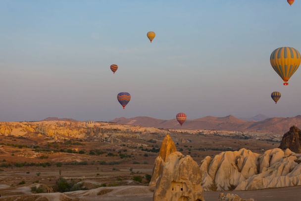 Een van de meest populaire activiteiten in Cappadocië is Cappadocië met hete lucht ballonnen. - Foto, afbeelding