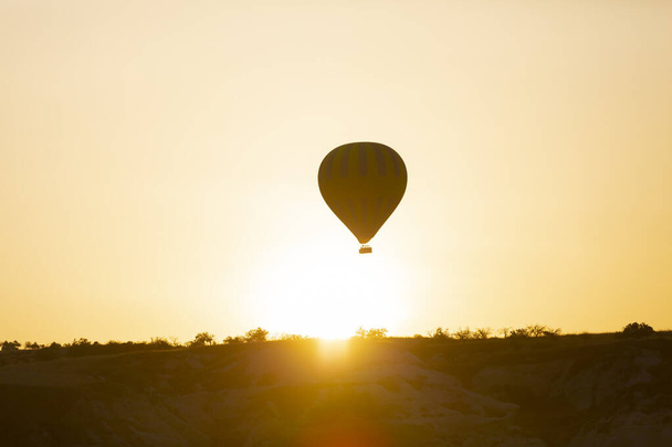 Az egyik legnépszerűbb tevékenység Cappadociában a Cappadocia hőlégballonokkal.. - Fotó, kép