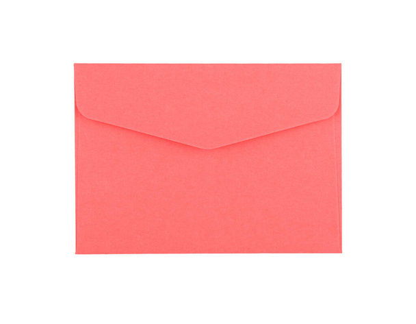 Закрытый чистый пастельно-розовый конверт бумаги изолирован на белом фоне, плоский лежал, прямо над - Фото, изображение