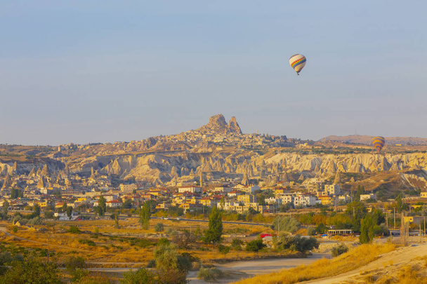 Одним из самых популярных мероприятий в Каппадокии является Каппадокия с воздушными шарами. - Фото, изображение