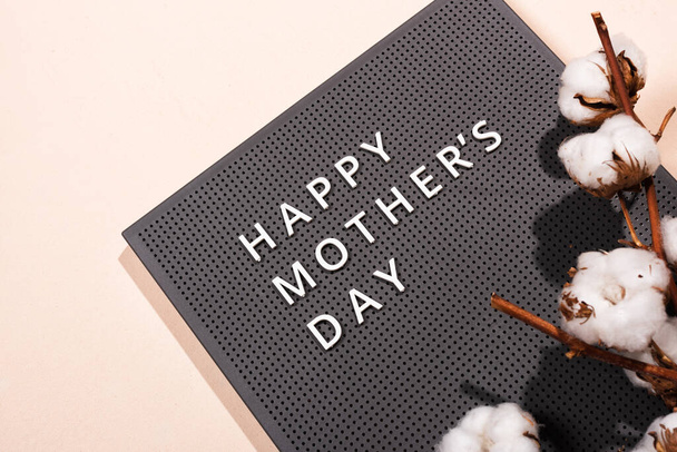 Сіра пластикова дошка з білими цитатами "Щасливий день матері". - Фото, зображення