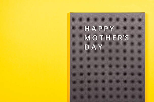 Planche à lettres en plastique gris avec citations blanches Happy Mothers Day - Photo, image