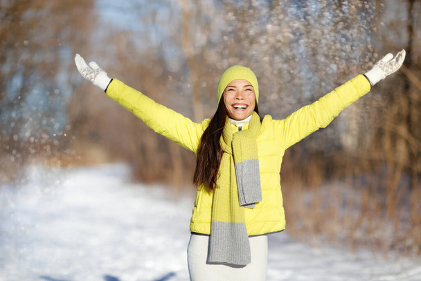腕を上げて冬の幸福の自由女性 - 写真・画像