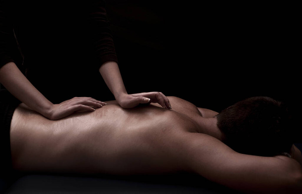 Mann bekommt Rückenmassage - Foto, Bild