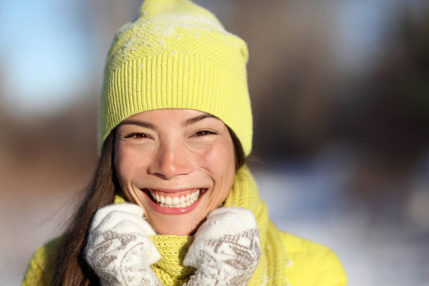 Happy winter hat and gloves Asian girl smiling - Valokuva, kuva