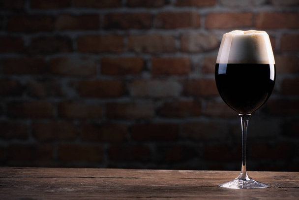Ирландский кофе с виски. Алкогольный согревающий коктейль с пеной из сливок и кофейных зерен на нем. Закрыть - Фото, изображение