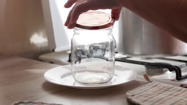 Samičí ruka nalévá solanky a konzervované houby do skleněné sklenice. - Záběry, video