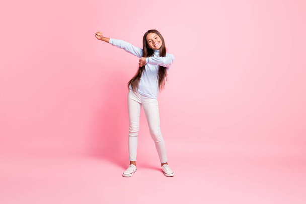 Повнометражний розмір тіла приваблива струнка весела дівчина танцює весело ізольовано на рожевому пастельному кольоровому фоні
 - Фото, зображення