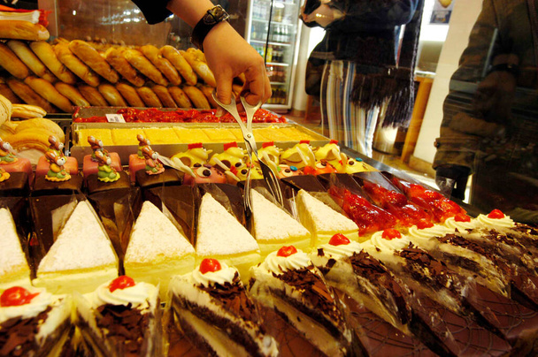 taart of taart en andere zoetigheden in de banketbakkerij of bakkerij - Foto, afbeelding