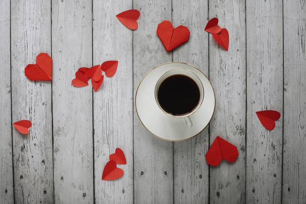 Ημέρα του Αγίου Βαλεντίνου ρομαντική επίπεδη lay φωτογραφία με φλιτζάνι καφέ σε ξύλινο φόντο.  - Φωτογραφία, εικόνα