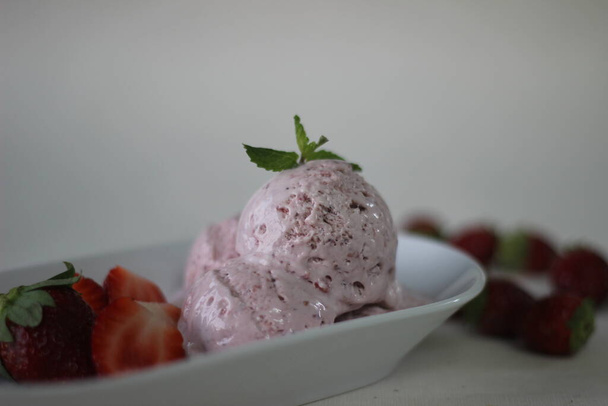 eifreies Erdbeereis mit frischen Erdbeeren, schwerer Sahne und Kondensmilch für den Valentinstag - Foto, Bild
