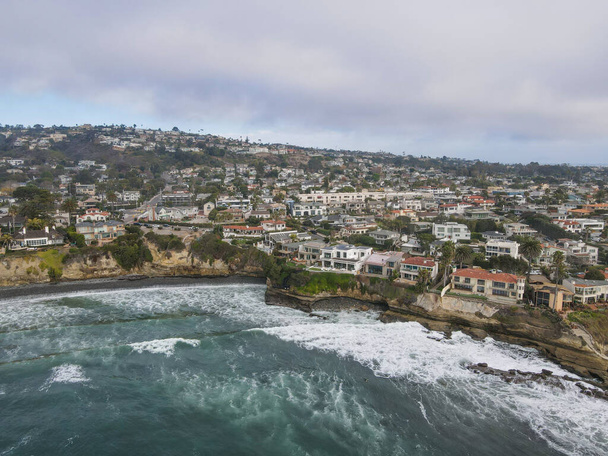 Luftaufnahme der Bucht mit großer Villa in La Jolla Hermosa, Kalifornien, USA - Foto, Bild