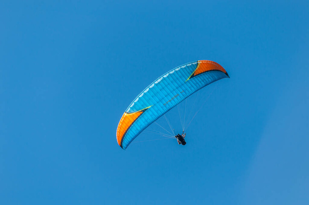 ミヨ川の上空のアヴェイロンの空のパラグライダー. - 写真・画像