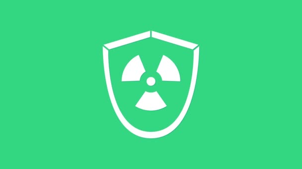 Fehér Radioaktív pajzs ikon elszigetelt zöld alapon. Radioaktív mérgező szimbólum. Sugárzási veszély jel. 4K Videó mozgás grafikus animáció - Felvétel, videó