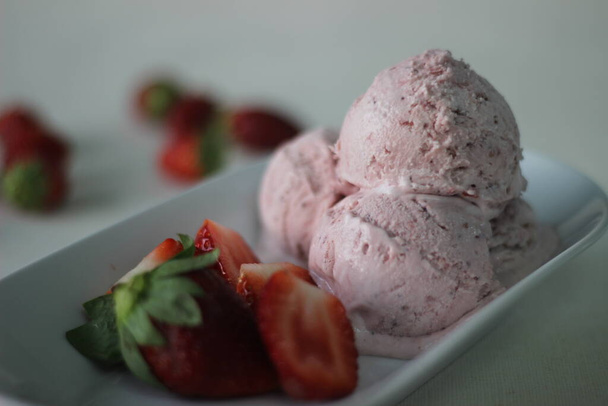 eifreies Erdbeereis mit frischen Erdbeeren, schwerer Sahne und Kondensmilch für den Valentinstag - Foto, Bild