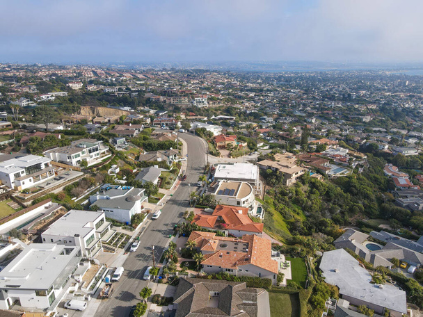 Vista aérea de pequeño pueblo con pequeña calle y villa en La Jolla Hermosa, San Diego - Foto, Imagen
