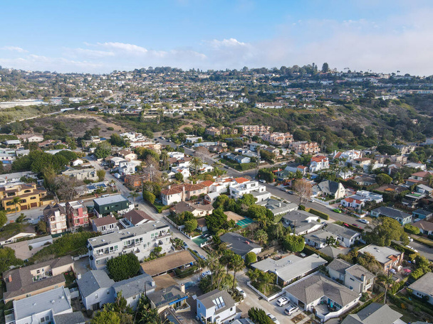 Letecký pohled na městečko s malou ulicí a vilou v La Jolla Hermosa, San Diego - Fotografie, Obrázek