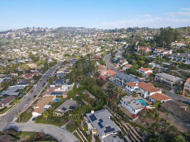 Widok z lotu ptaka na małą dolinę z dużymi posiadłościami w La Jolla Hermosa, San Diego - Zdjęcie, obraz