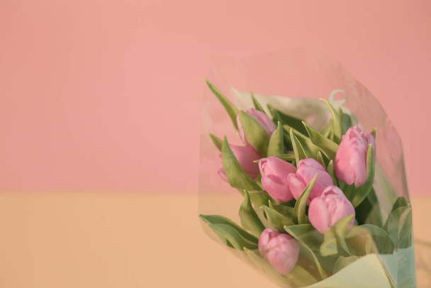 Tulipani su sfondo rosa per la Festa della Donna, Festa della Mamma, 8 marzo o San Valentino. Primo piano. Il concetto di vacanze e auguri di buon giorno. - Foto, immagini