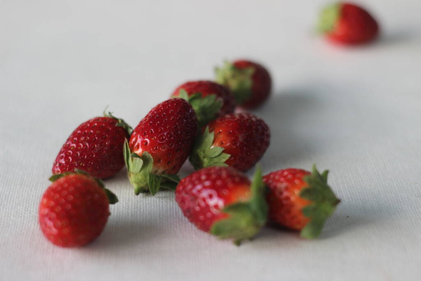 Boerderij verse rode aardbeien van het seizoen klaar om te gaan in ijs en gebak - Foto, afbeelding