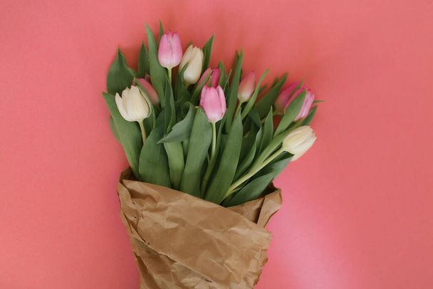 Тюльпани на рожевому фоні для Дня Воїнів, День матері, 8-й марш або Валентинів. Зблизька. Поняття свят і хороших ранкових побажань.. - Фото, зображення