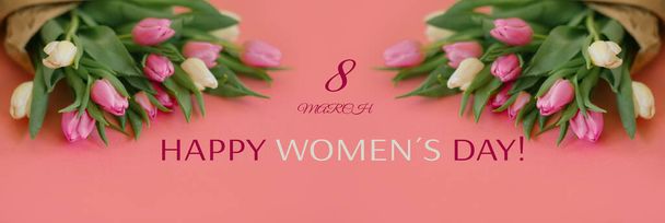 Banner für einen Frauentag, 8. März oder Valentinstag. Tulpen auf rosa Hintergrund. Blick von oben. Nahaufnahme. Das Konzept von Urlaub und Guten Morgen. - Foto, Bild